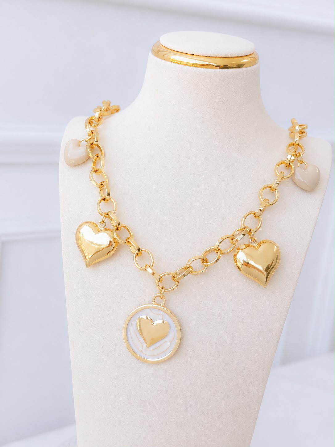 Collar Emmy