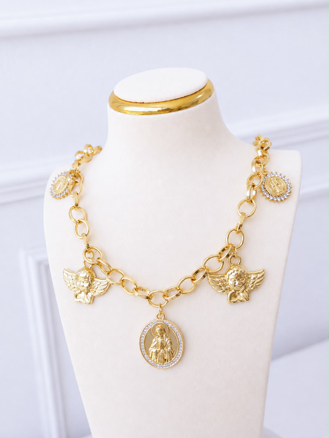 Collar Saddie